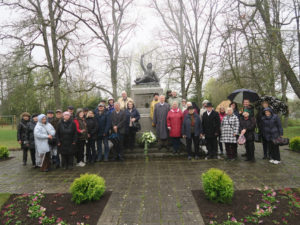 Suure-Jaani ajaloopäevast osavõtjad Vabadussõja mälestussamba juures. Foto Heidi Tooming