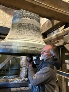 Juhan Kilumets Toomkiriku torni ja kelli tutvustamas.